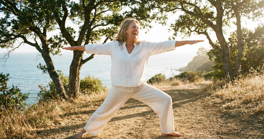 une femme qui fait du yoga en plein air