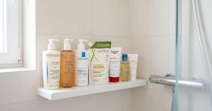 des gels douche dans une douche