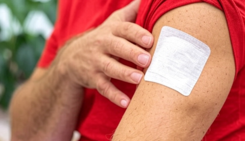 un patch anti douleur appliqué sur un bras